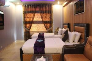 Tempat tidur dalam kamar di Hotel The Leschanze