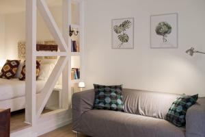 sala de estar con sofá y escalera en Typical and Brand New T.M. Flat, en Lisboa