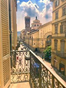 un balcone con vista sulla città di un edificio di Royal Palace Hotel a Torino