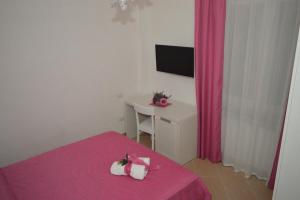 Piccola camera con tavolo e tende rosa di Ica house a Castellammare di Stabia Altre 22 foto