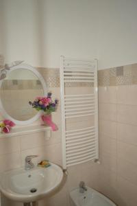 ein Bad mit einem Waschbecken und einem Spiegel in der Unterkunft Ica house in Castellammare di Stabia