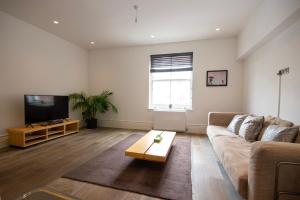 a living room with a couch and a tv at HU1 City Centre Hub (sleeps 6) in Hull