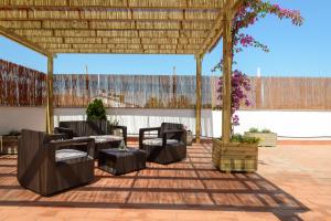- un pavillon avec des chaises et des tables sur la terrasse dans l'établissement Empuriabrava Apartaments No 5, à Empuriabrava