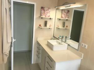 科拉雷侯Vivienda Vacacional Casa Lina的带水槽和镜子的浴室