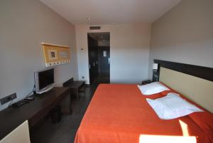 una habitación de hotel con una cama y un televisor en Hotel Hyltor, en Archena 37 fotos más