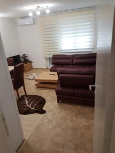 - un salon avec un canapé et une table dans l'établissement Apartment Centar LUX, à Banja Luka