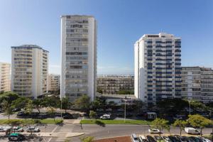 クアルテイラにあるT1 Quarteiraの駐車場付きの都市の高層ビル2棟