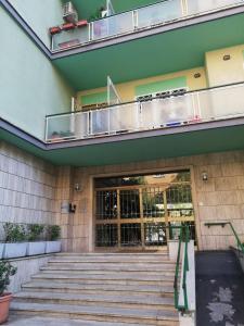 ローマにあるDomus Vatican Holiday'sのバルコニー付きの建物へ続く階段