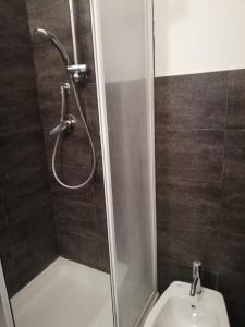 ローマにあるDomus Vatican Holiday'sのシャワー、トイレ、洗面台付きのバスルーム +61枚の写真