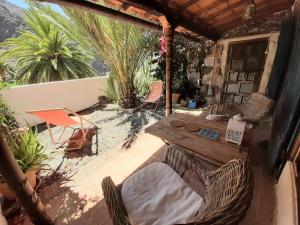 a patio with a table and chairs on a balcony at casa limon, El Guro in Valle Gran Rey