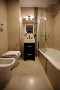 a bathroom with a toilet and a sink and a shower at Departamento Céntrico con Vista in San Carlos de Bariloche