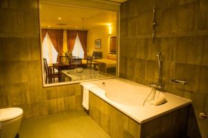 Een badkamer bij Refresh Hotel Hikkaduwa