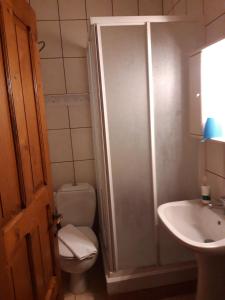 łazienka z toaletą i umywalką w obiekcie Wooden Nest w mieście Akhladherí