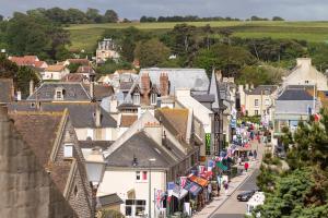 a city street with a bunch of buildings at Les Villas d'Arromanches, Teritoria in Arromanches-les-Bains