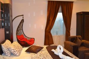 מיטה או מיטות בחדר ב-درر بيروت للوحدات السكنية
