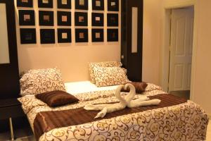 מיטה או מיטות בחדר ב-درر بيروت للوحدات السكنية
