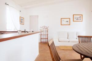 a kitchen and living room with a table and a couch at Spinguera Ecolodge in Espingueira