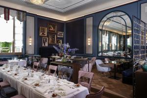 蓬特雷西纳Hotel Walther - Relais & Châteaux的餐厅里有桌椅的餐厅