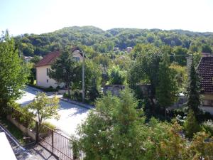 einen Blick vom Balkon eines Hauses mit Bäumen in der Unterkunft Gec II in Ivanec Bistranski