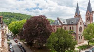 eine alte Kirche mit einer Straße davor in der Unterkunft Hotel Restaurant Krokodil in Heidelberg