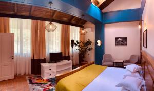 1 dormitorio con 1 cama y TV. en KABAN Boutique en Vatra Dornei