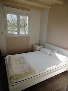 1 dormitorio con 1 cama grande y ventana en Gîte Plein Sud, en Metzeral