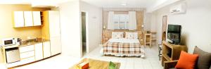 a small room with a bed in a kitchen at La Rozada Suites in Corrientes