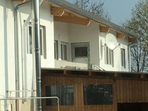 a house with a balcony with a satellite at Ferienwohnung Reh in Bad Rappenau