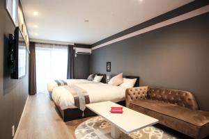 TV a/nebo společenská místnost v ubytování FUKUOKA MOJIKO STAY