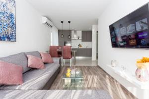 uma sala de estar com um sofá e uma mesa em Apartment Papillon em Split