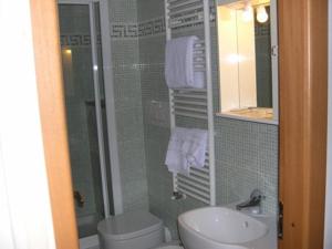Koupelna v ubytování Albergo Le Rose + 32 fotografií