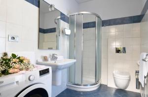 bagno con doccia, lavandino e servizi igienici di La Rosa nel Borgo a La Morra