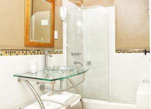 Bilik mandi di La Rozada Suites