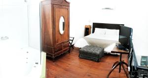 Een bed of bedden in een kamer bij La Rozada Suites