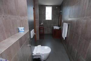 Een badkamer bij Refresh Hotel Hikkaduwa