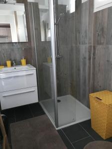 Ett badrum på Petite Pause Oléronaise