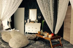 ein Schlafzimmer mit einem Bett und einem Tisch mit einem Stuhl in der Unterkunft Hotel Simonis in Kobern-Gondorf