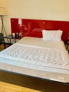 Postel nebo postele na pokoji v ubytování Gia Huyền Hotel