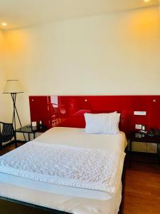 Postel nebo postele na pokoji v ubytování Gia Huyền Hotel