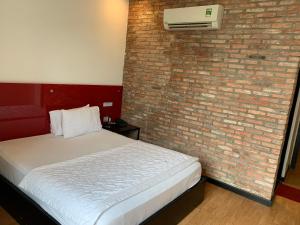 Llit o llits en una habitació de Gia Huyền Hotel