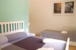 1 dormitorio con 2 camas y 2 toallas en la cama en Valente rooms, en Agropoli