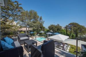 a balcony with chairs and a swimming pool at Villa Perle De La Mer in Saint-Aygulf