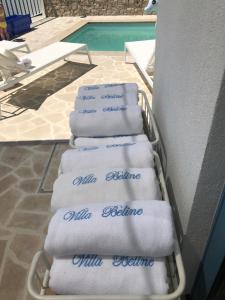 Bazén v ubytování Villa Beline direct aan zee, verwarmd zwembad en sauna nebo v jeho okolí