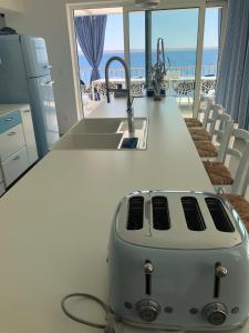 Kuchyň nebo kuchyňský kout v ubytování Villa Beline direct aan zee, verwarmd zwembad en sauna