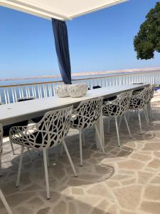 Balkón nebo terasa v ubytování Villa Beline direct aan zee, verwarmd zwembad en sauna