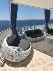 Balkón nebo terasa v ubytování Villa Beline direct aan zee, verwarmd zwembad en sauna