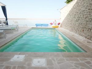 Bazén v ubytování Villa Beline direct aan zee, verwarmd zwembad en sauna nebo v jeho okolí