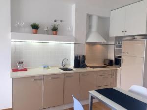 Kuchnia lub aneks kuchenny w obiekcie Portosín -Suites