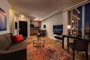 TV a/nebo společenská místnost v ubytování Executive Hotel Cosmopolitan Toronto
