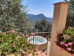 uma vista da varanda de uma casa com flores em Agriturismo Fonteregia em Montecatini Terme
